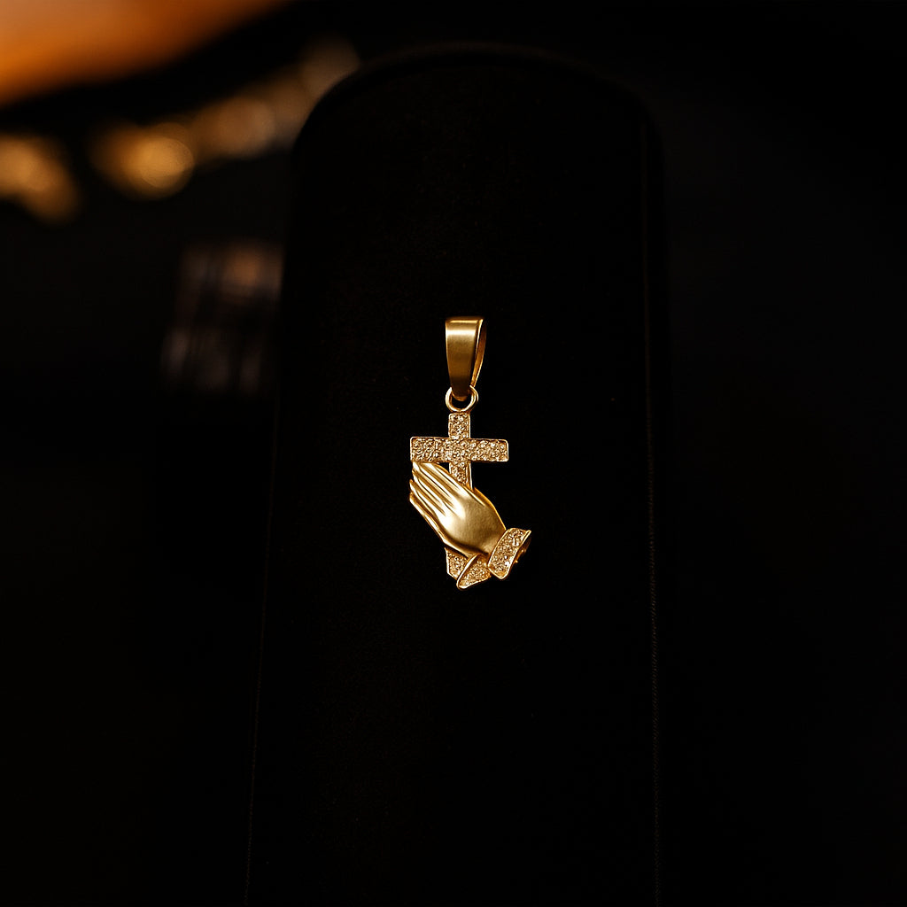 Dije Manos Orando con Cruz en Oro 10K